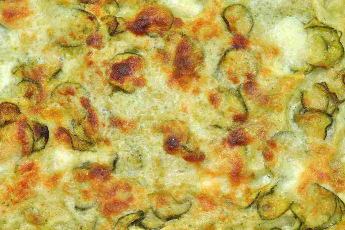 Schiacciata di zucchine con formaggio vista dall'alto da molto vicino