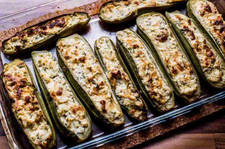 Zucchine ripiene di pesce in una teglia