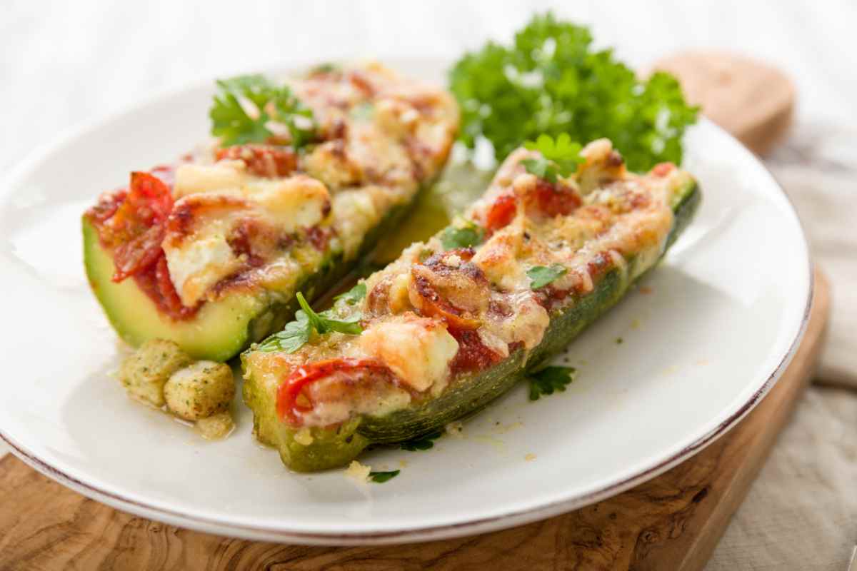 Zucchine ripiene di pesce su un piatto bianco