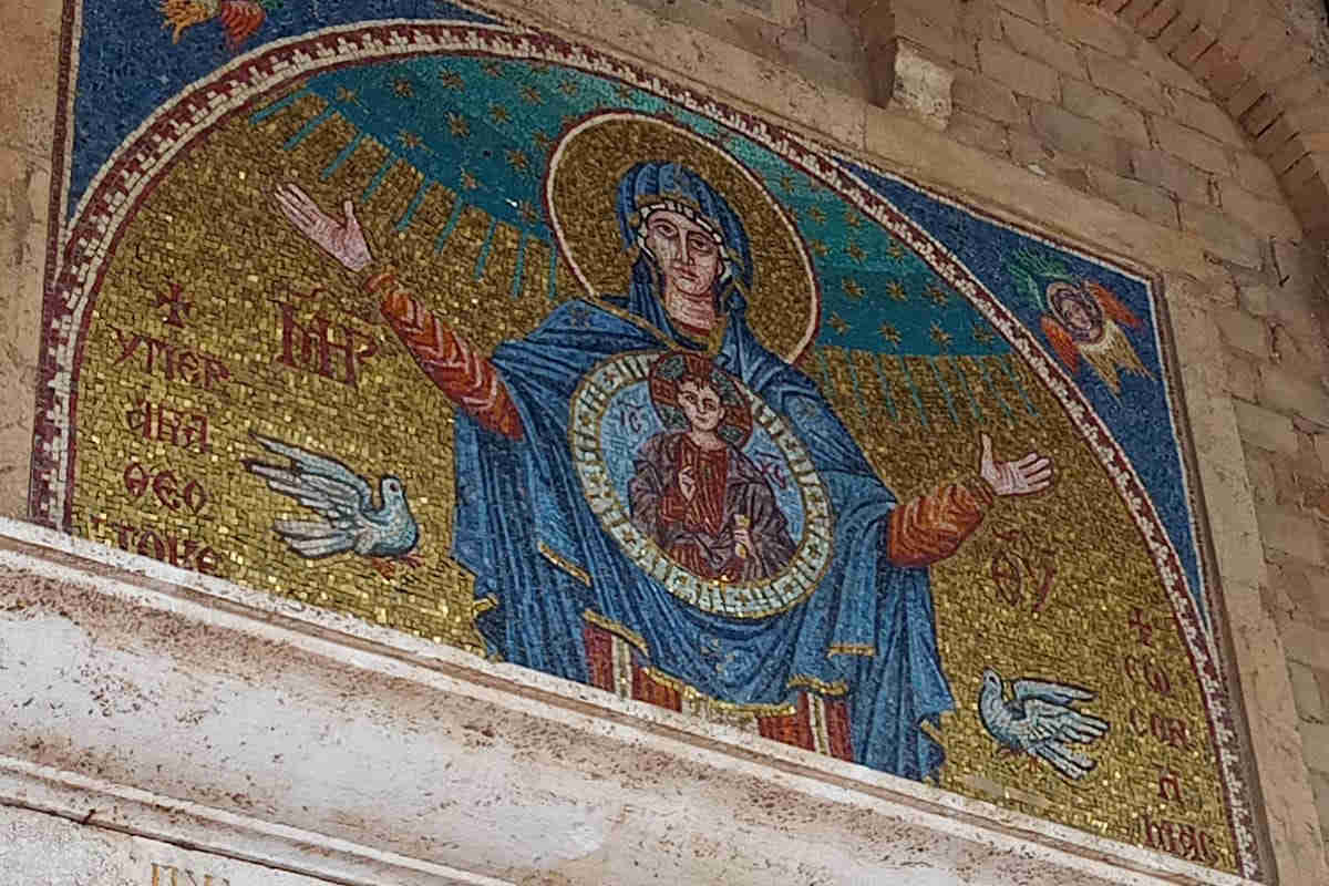 Mosaico rappresentante Maria situato sull'entrata dell'Abbazia di Grotta Ferrata