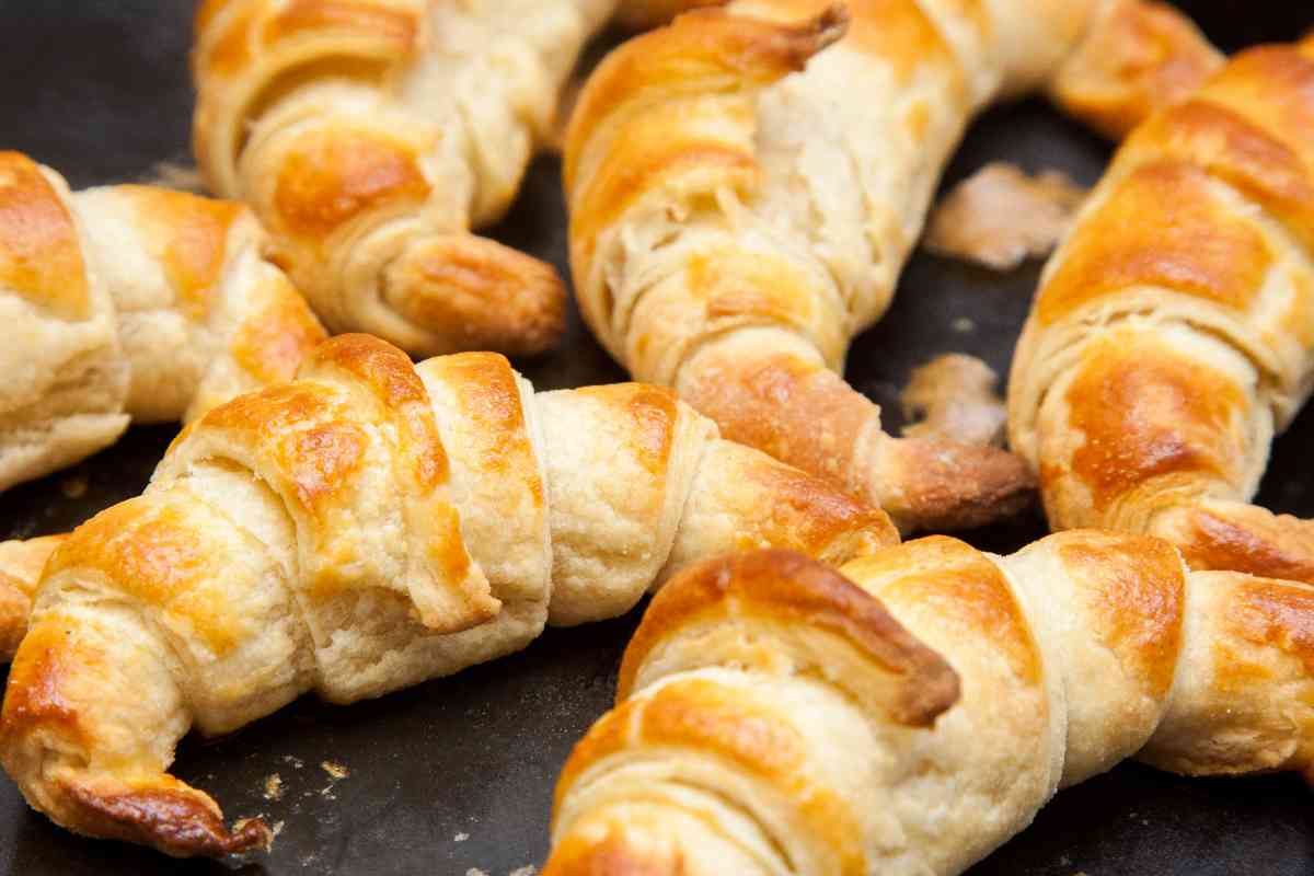 cornetti di pasta sfoglia con i gamberi su un piatto