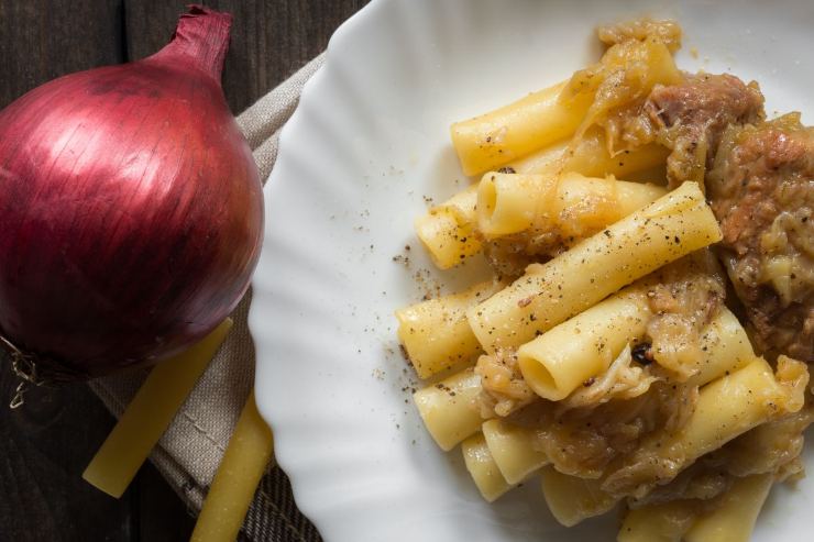 pasta genovese alla napoletana con cipolle