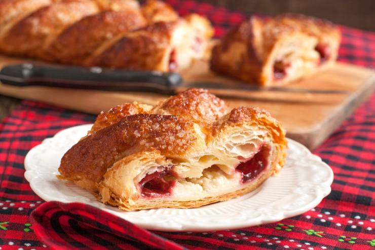 fetta di strudel alle fragole