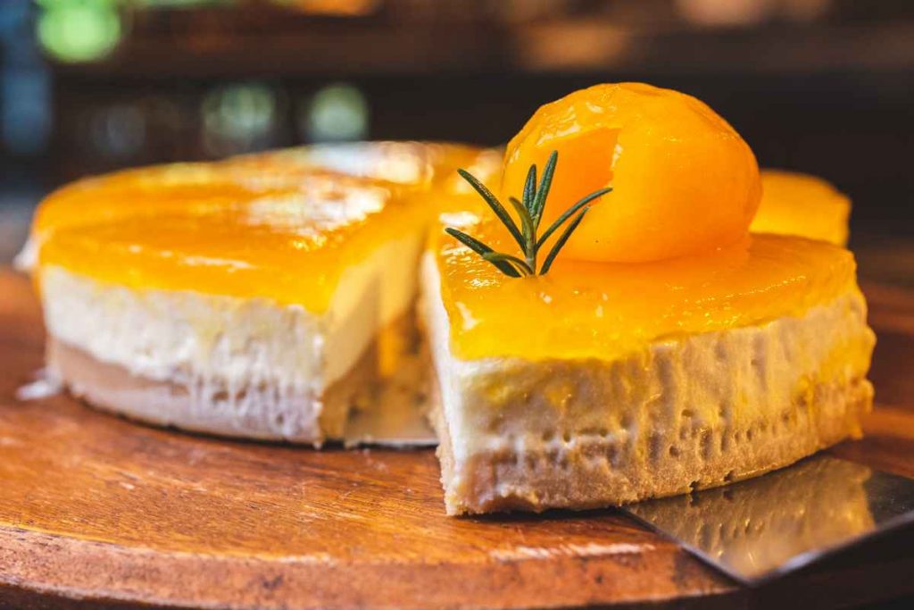 Cheesecake al mango su un tagliere di legno