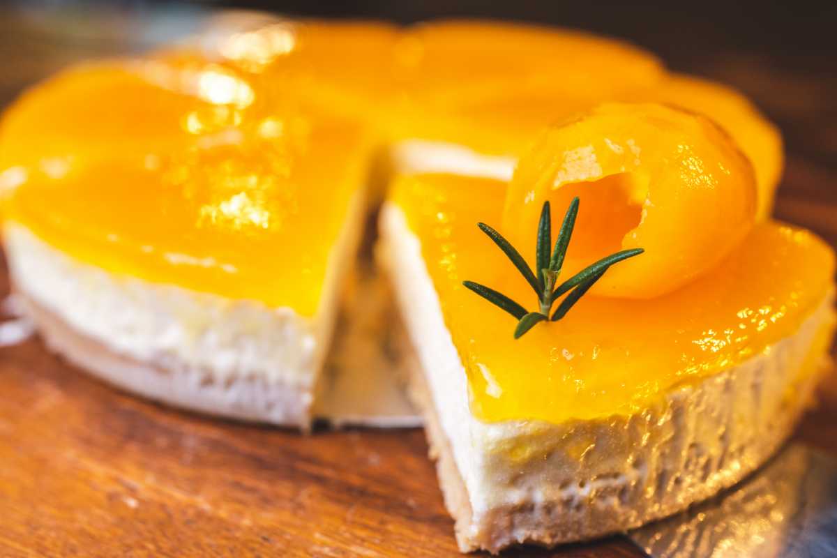 Cheesecake al mango, il dolce estivo freschissimo che prepari senza cuocere niente con questa nuova ricetta