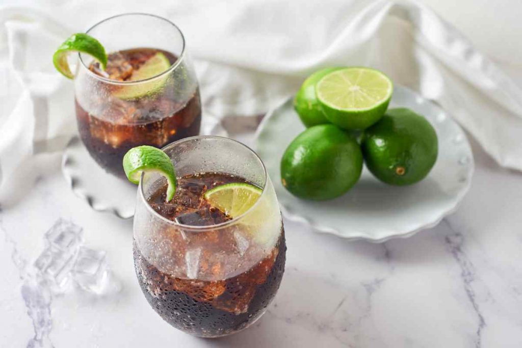 Due bicchieri di cuba libre con lime