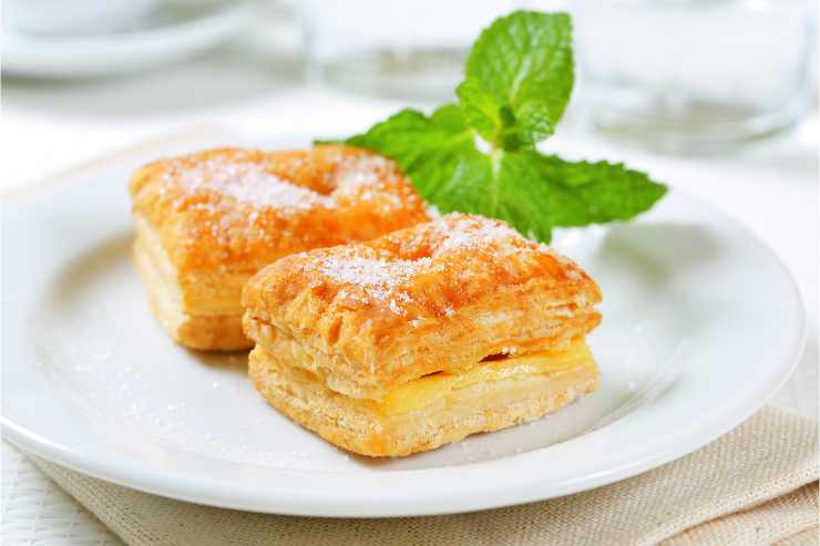 Dolcetti di pasta sfoglia e crema 