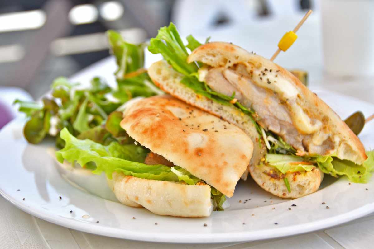 Focaccina con chicken salad ricetta