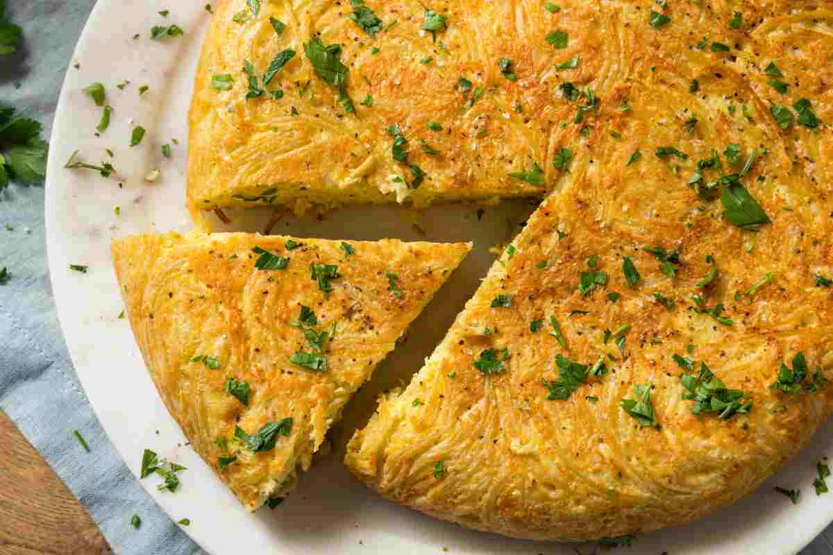 Una frittata di spaghetti alla Nerano vista dall'alto