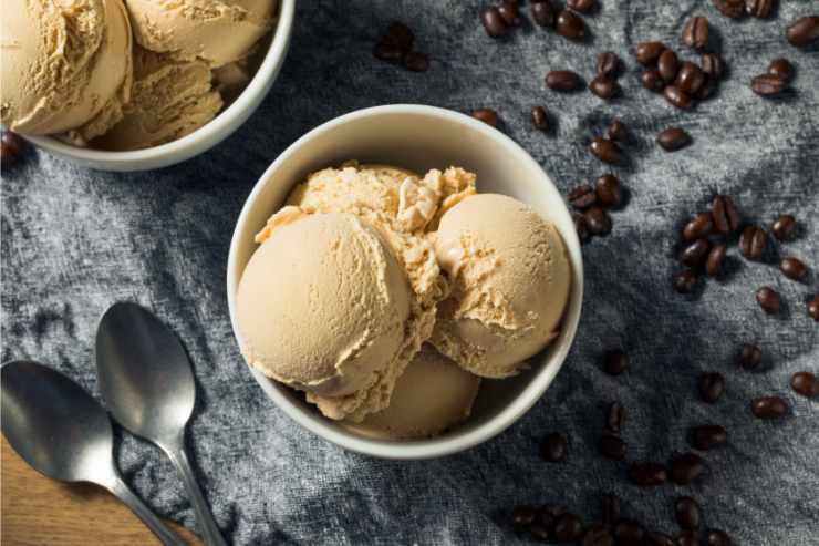 Gelato al caffè vegano con latte di soia in una coppetta visto dall'alto