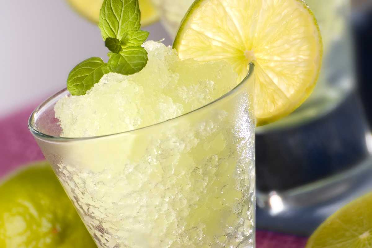 un bicchiere pieno di Granita Mojito