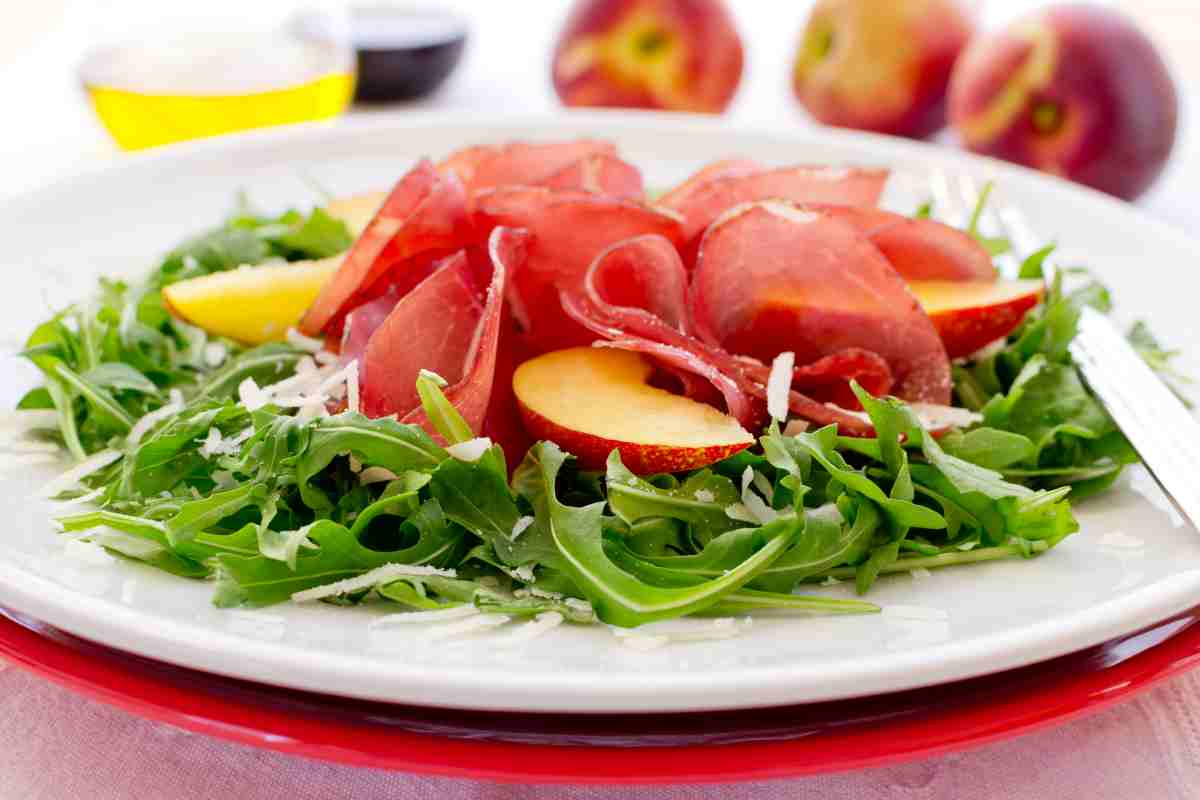 Insalata pesche e bresaola ricetta