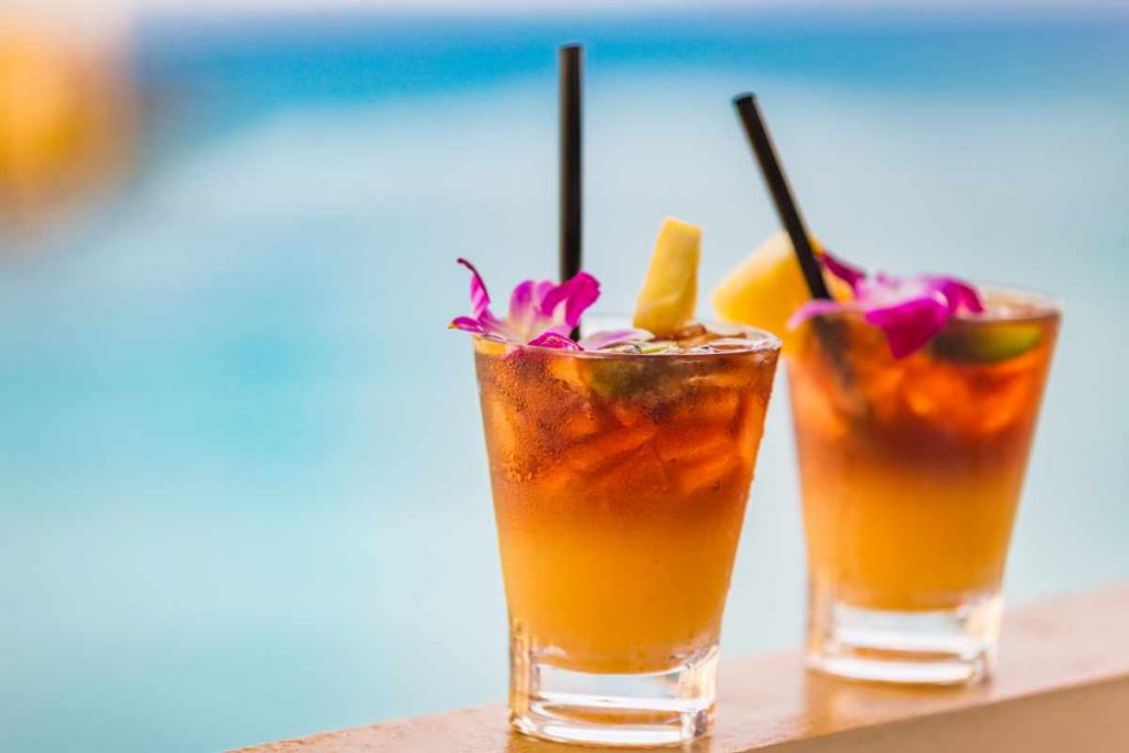 Mai Tai Cocktail in due bicchieri con cannuccia