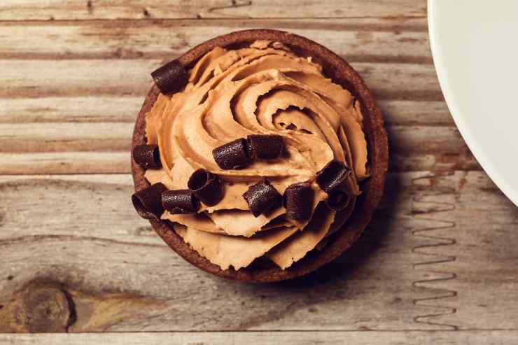 Mousse al caffè su biscotto e gocce di cioccolato