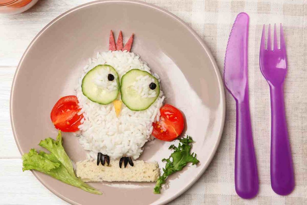 piatto di riso e verdure a forma di galline per le ricette per bambini di due anni