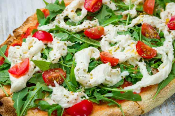 Pizza fresca stracciatella, rucola e pomodorini 