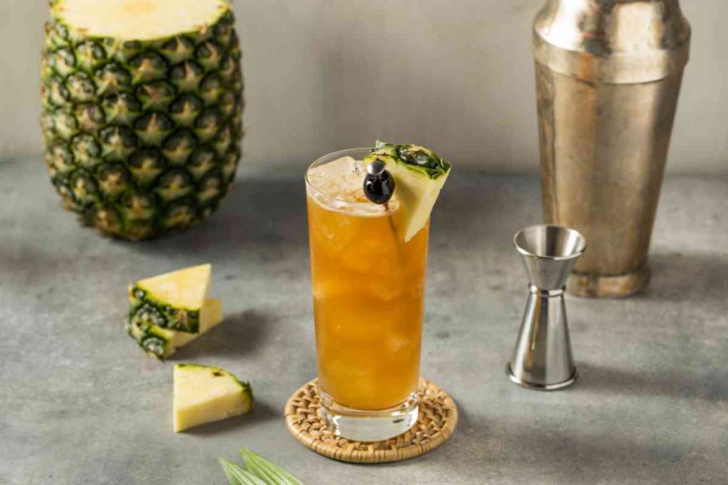 Rum Runner Cocktail con shaker e ananas