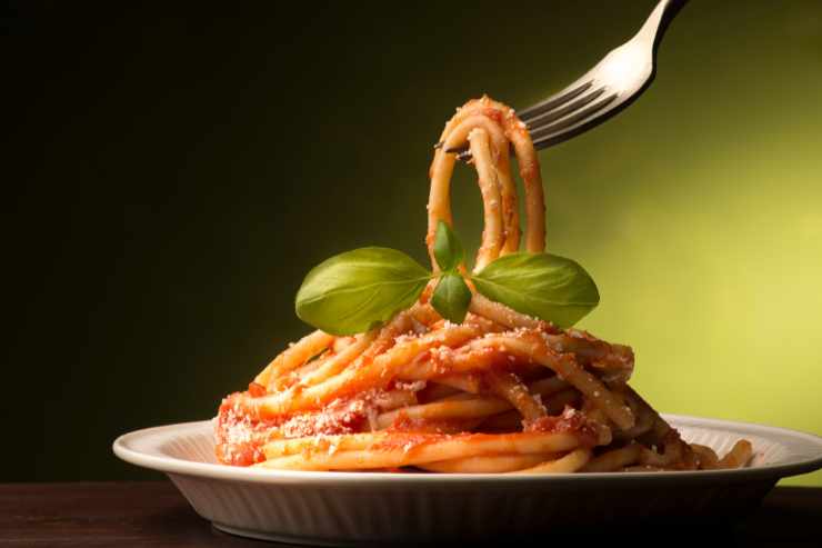 Spaghetti al pomodoro fresco ricetta