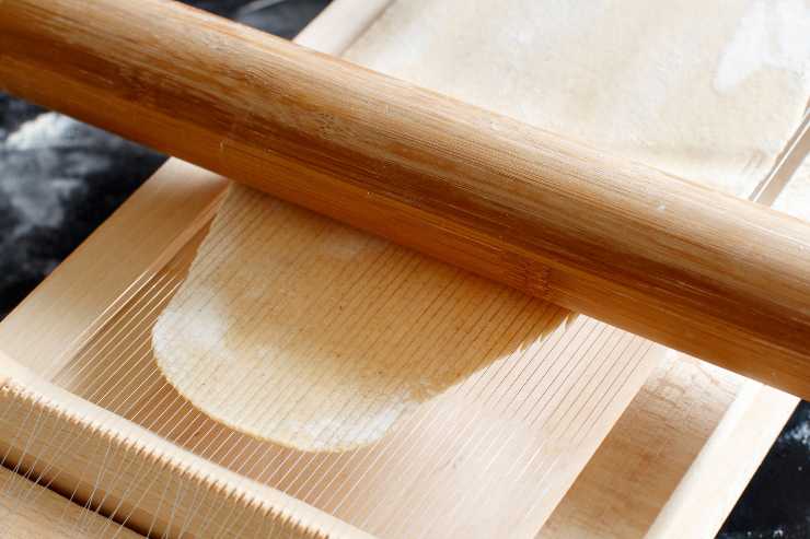 Spaghetti alla chitarra con lo strumento adatto e un mattarello