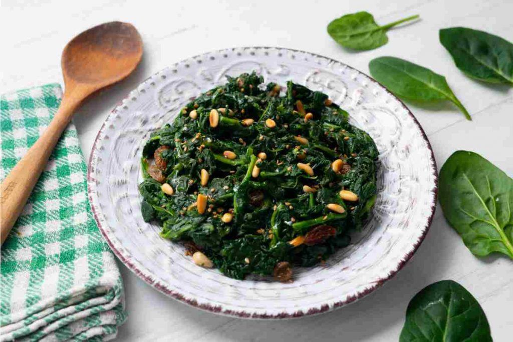 Spinaci alla genovese con pinoli e uvetta 