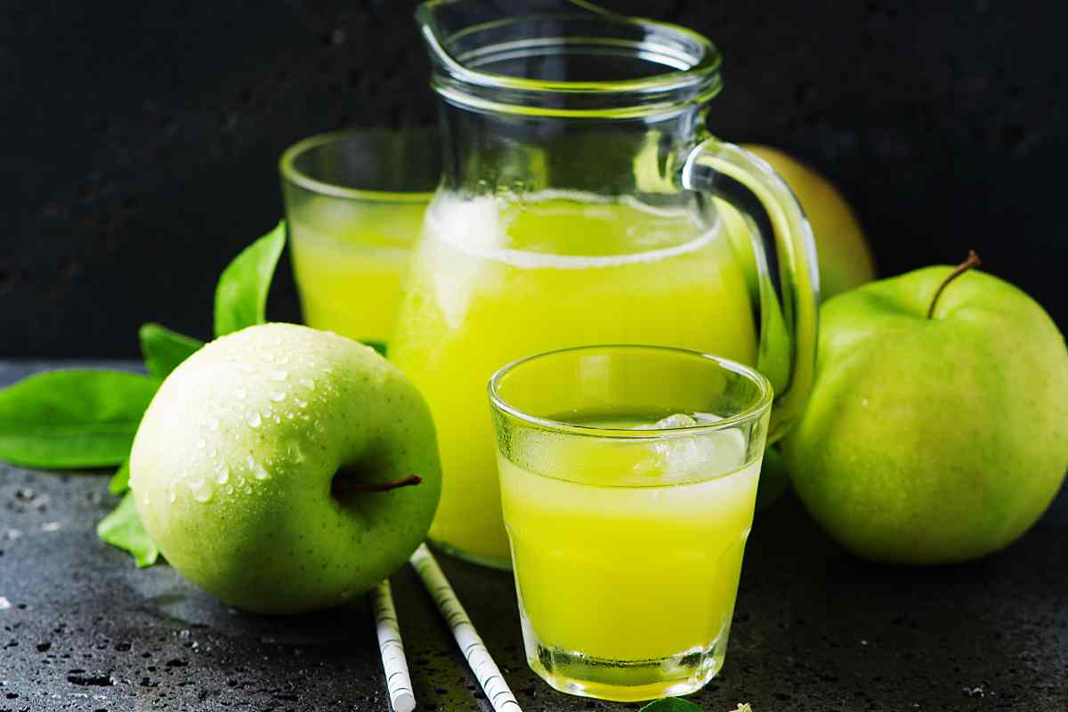 Talmente fresco che non ci si può credere: il succo di mela verde fatto in casa è pura gioia per il palato