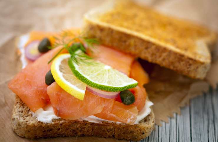 Toast al salmone ricetta