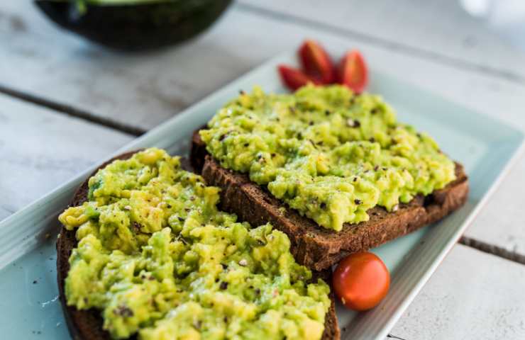 avocado toast ricetta