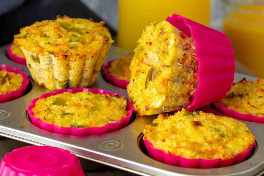 Tortini quinoa e zucchine appena sfornati negli stampini di silicone