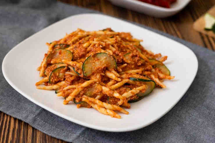 Trofie al pesto di pomodori secchi e zucchine di benedetta rossi