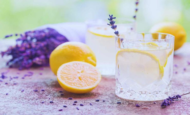 bevanda con limoni e lavanda contro il caldo estivo