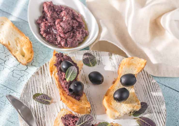 bruschette con tapenade di olive taggiasche ricetta