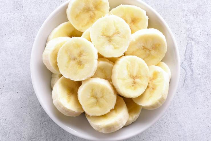 banana taglia a rondelle all'interno di una ciotola