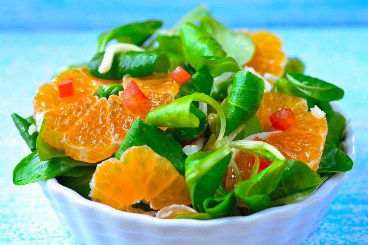 Altro che rucola e lattuga, in Sicilia si fa l’insalata di arance in estate: fresca, golosa e nutriente