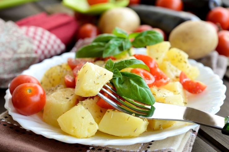 piatto di insalata di patate