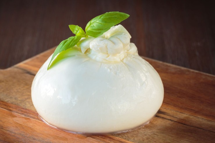 burrata su un tagliere