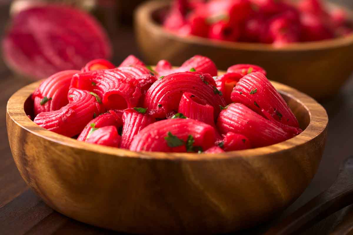 Pasta rosa, il segreto golosissimo per fare amare le verdure ai bambini: la ricetta velocissima