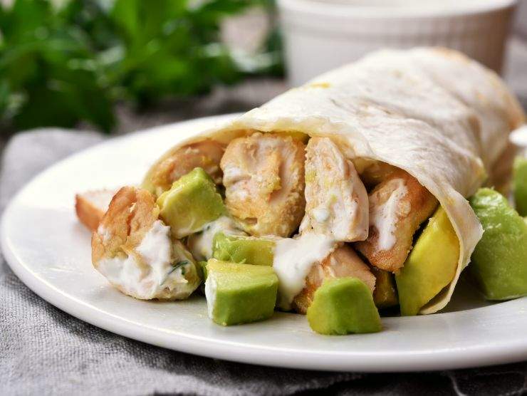 ricetta insalata di pollo rucola avocado e lime