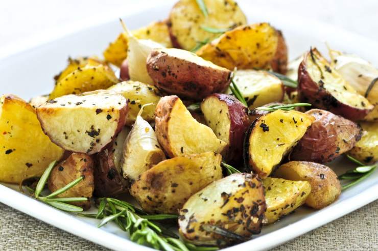 piatto di patate con buccia rossa