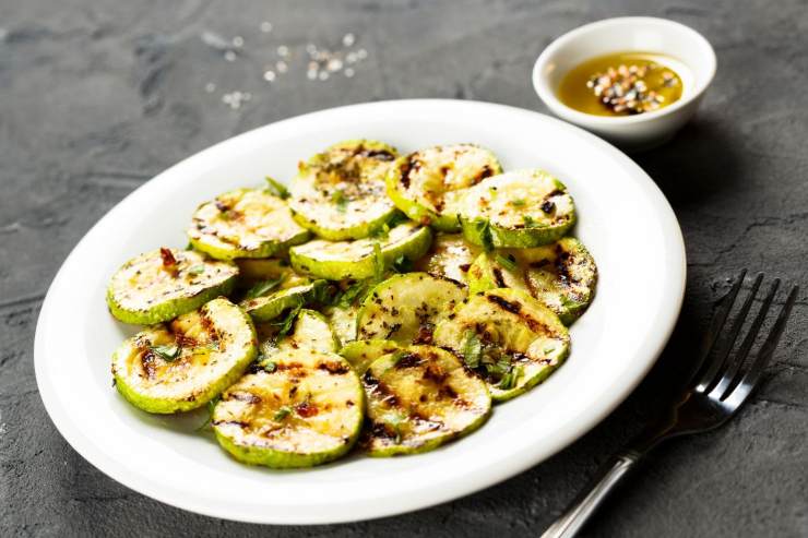 piatto di zucchine tagliate a rondelle e condite