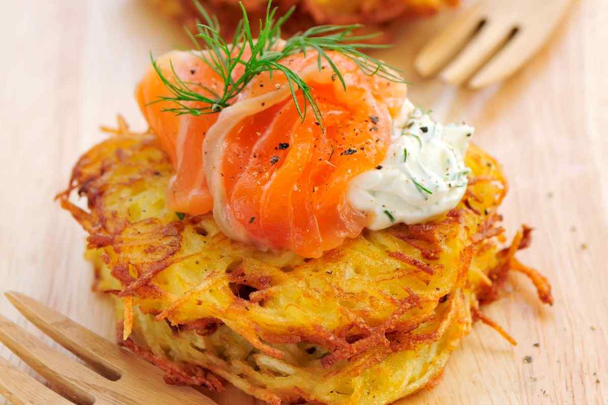 rosti di patate con salmone su tagliere