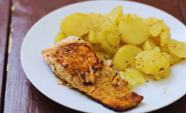 salmone al forno senza sale: la ricetta salutare