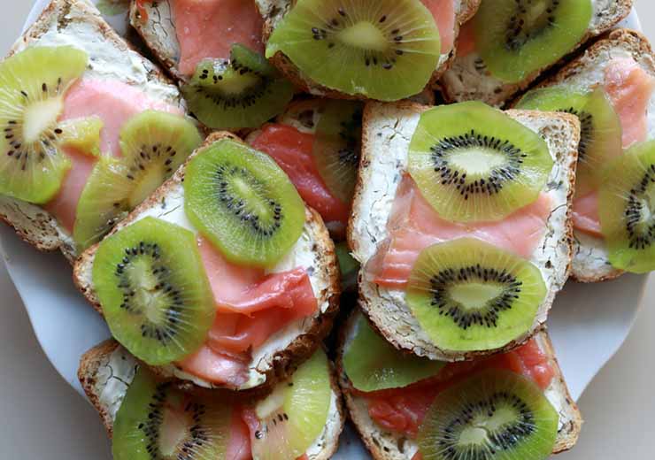 tartine salmone kiwi antipasto ricetta