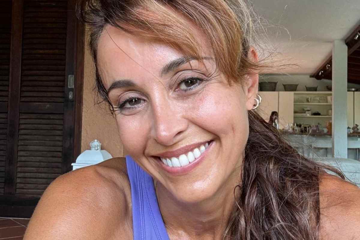 Benedetta Parodi in vacanza in Sardegna non rinuncia alle tagliatelle fresche, ma non le fa lei: ecco chi c’é ai fornelli nella sua maestosa cucina