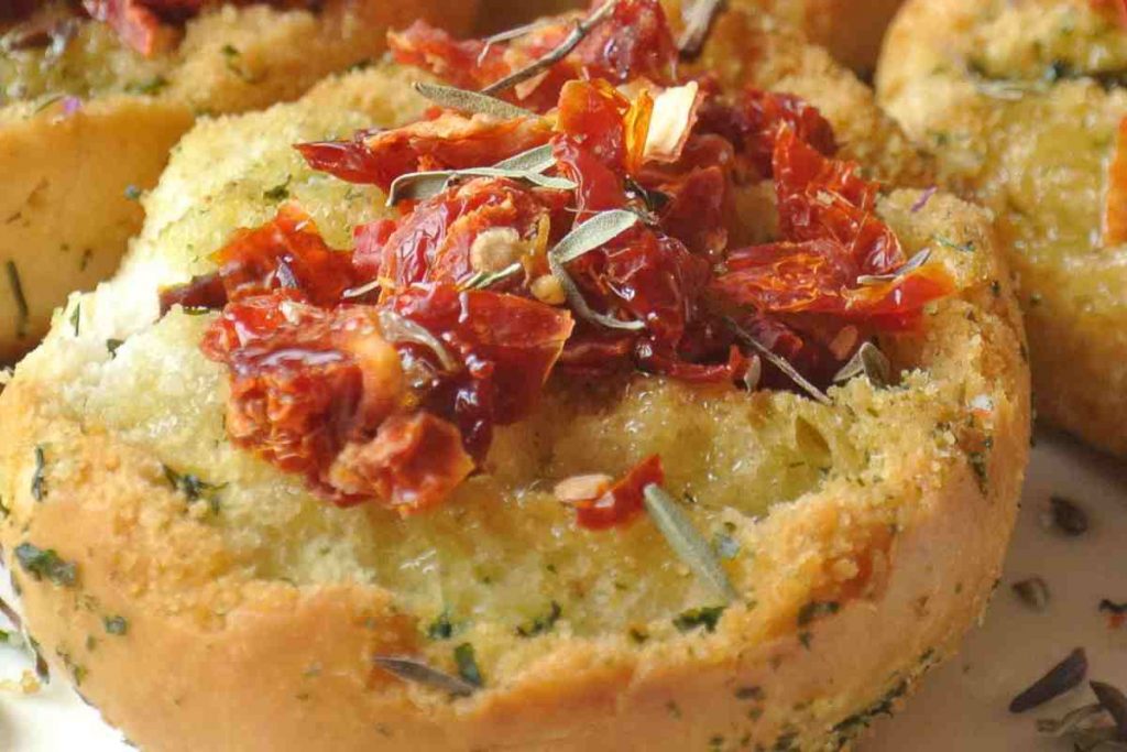 Bruschetta all'aglio con pomodori secchi