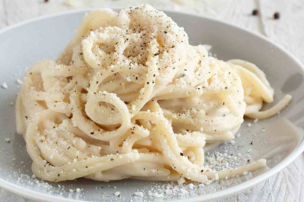 Spaghetti cacio e pepe al piatto per uno sfizioso primo piatto vegetariano