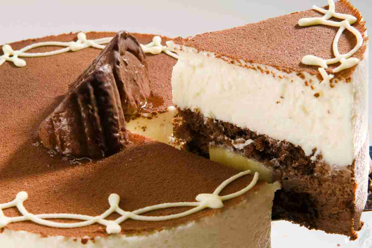 Cheesecake tiramisù tagliato a fette