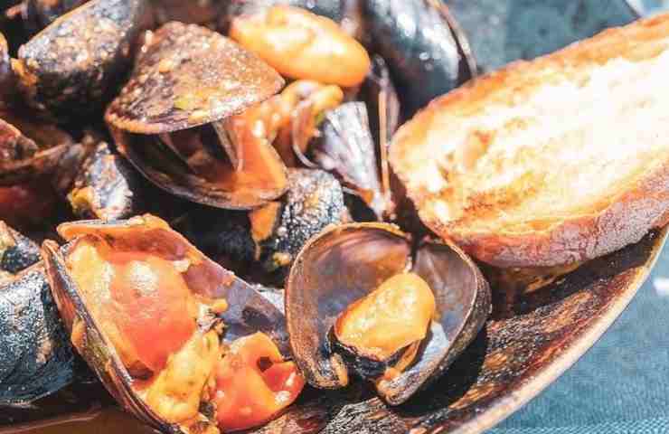 Cozze alla tarantina con crostini