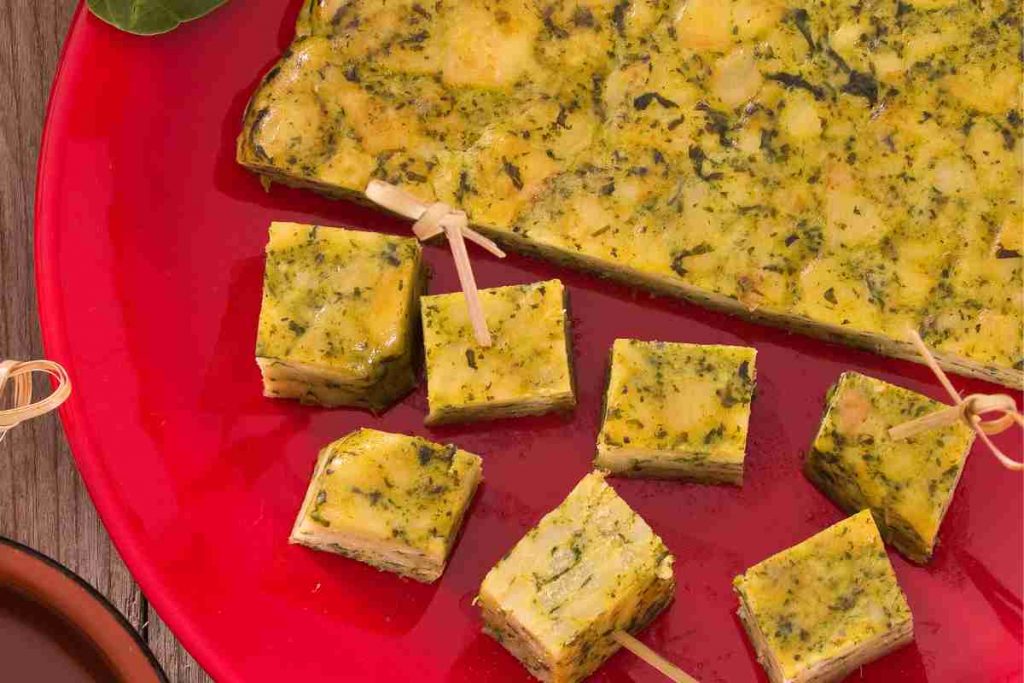 Frittata con pesto e patate vista dall'alto