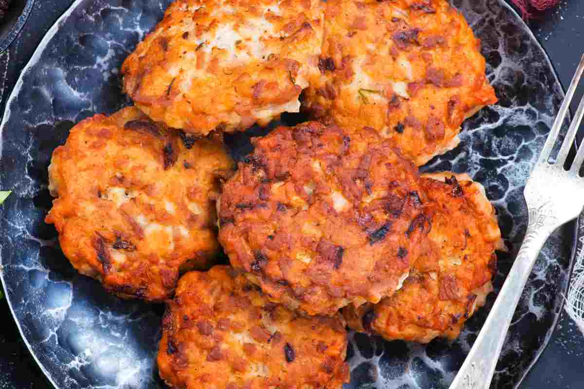 Frittella di pollo e verdure in un piatto nero