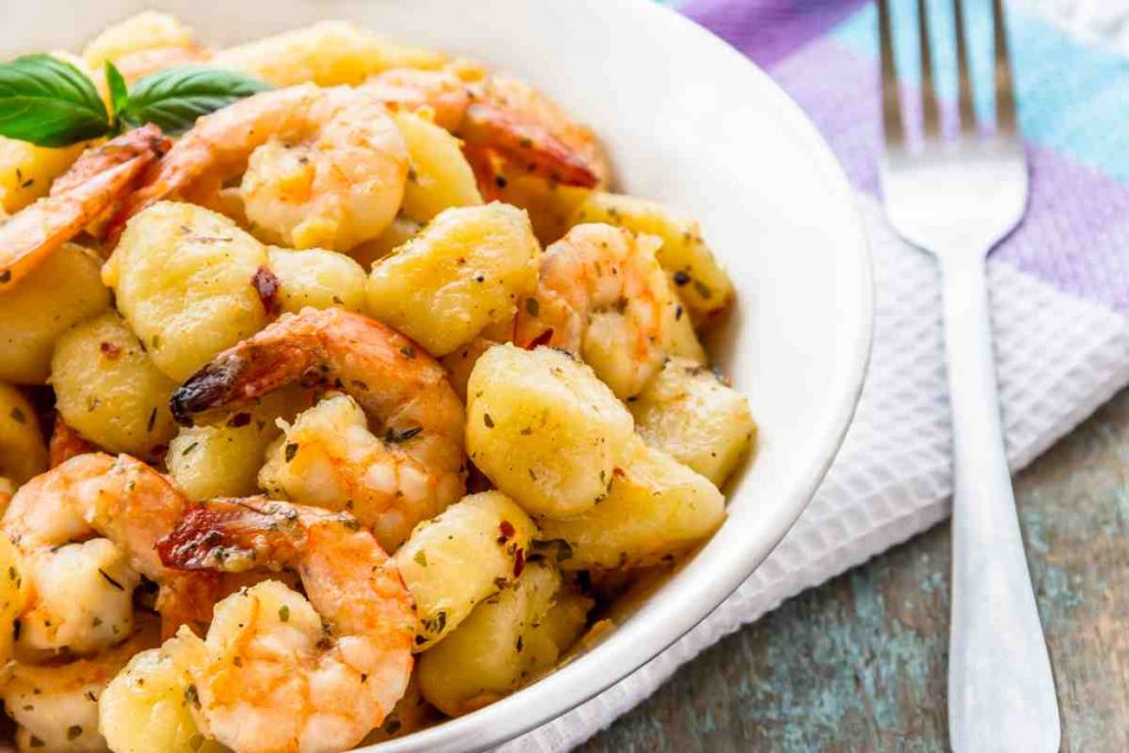 Piatto con gnocchi ai gamberi realizzato con la ricetta facile